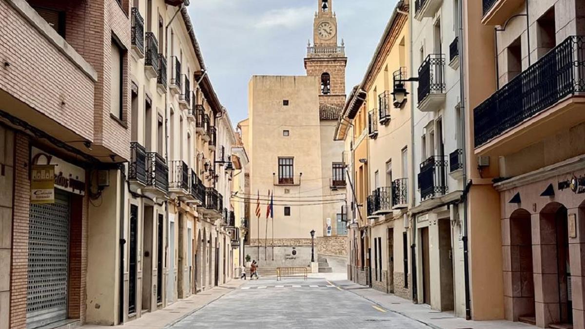 El carrer Nou de Albaida, con la plaça Major al fondo.