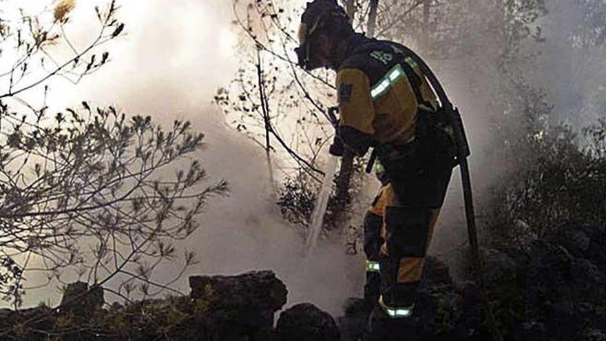 Un bombero sofoca este domingo las llamas en Esporles.