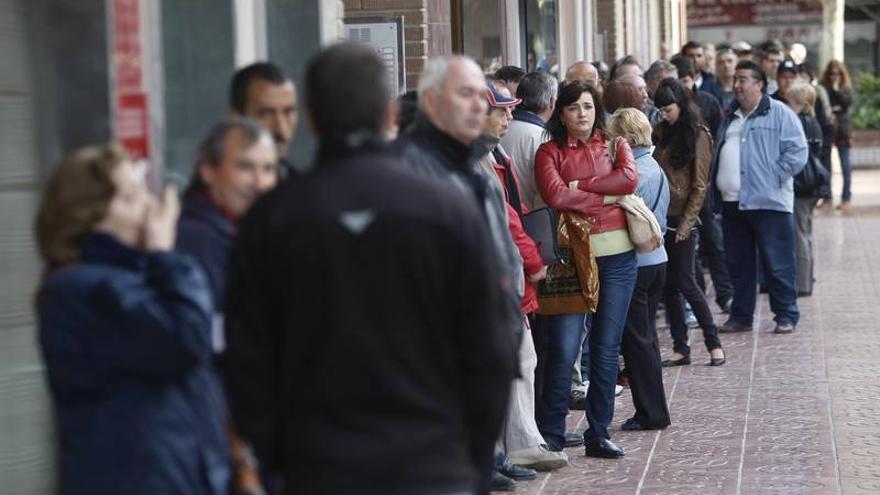 Aragón suma 110.800 parados, 9.000 menos que en marzo