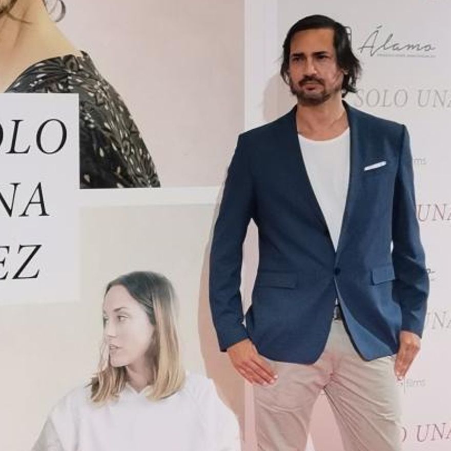 El director tinerfeño Guillermo Ríos posa junto al cartel de la cinta.