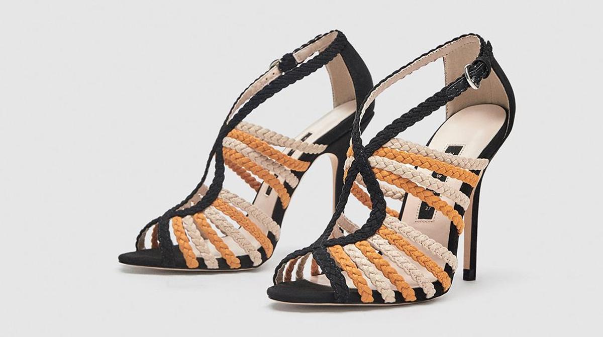 Sandalia de tacón con trenzas combinadas, de Zara