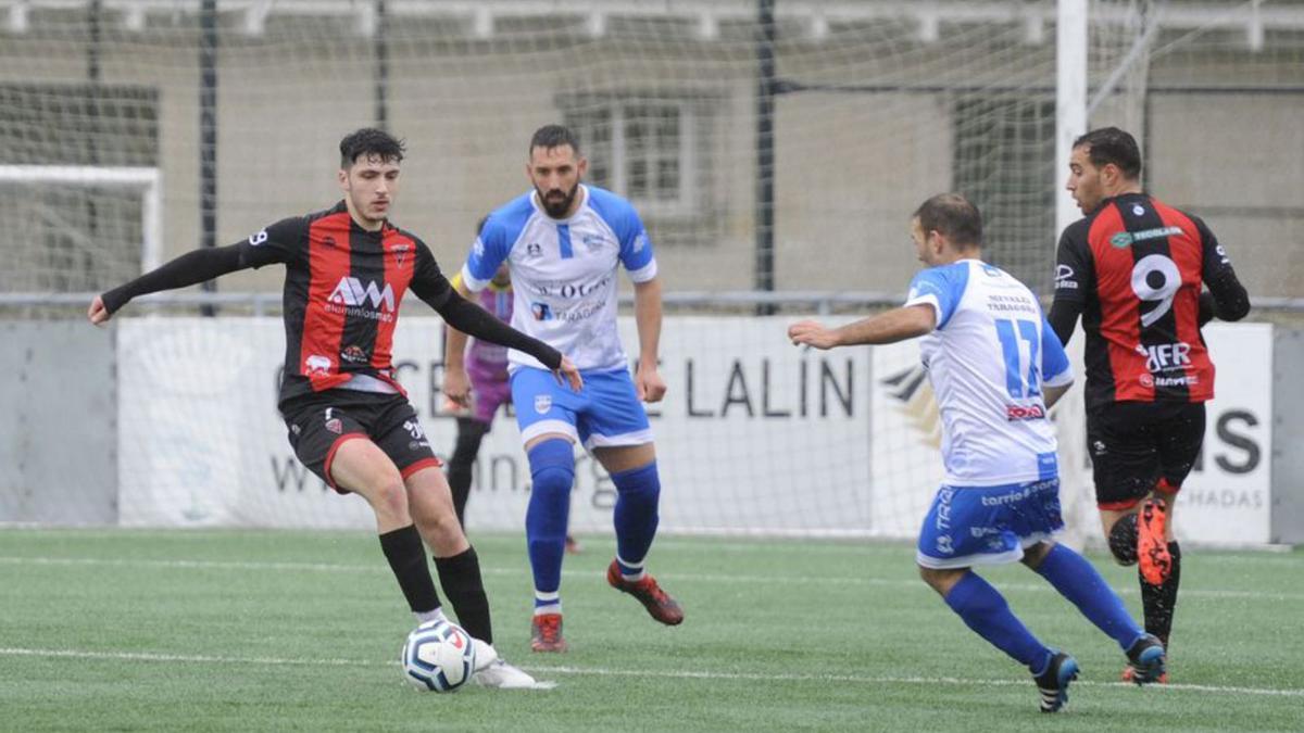 Jugada del partido de ayer en Lalín. |  // BERNABÉ/JAVIER LALÍN