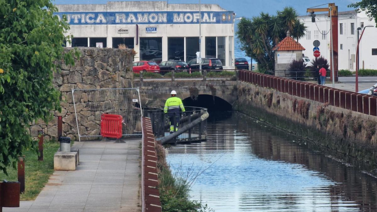 El paseo paralelo al río O Con que ha sido cortado ayer.