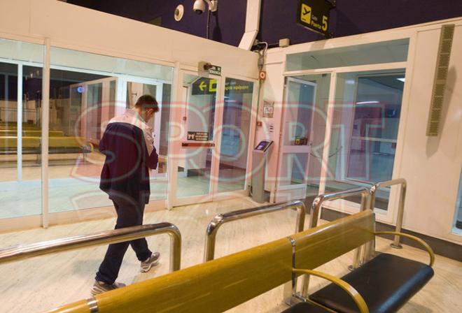 Messi, triste y abatido en el aeropuerto de Sevilla