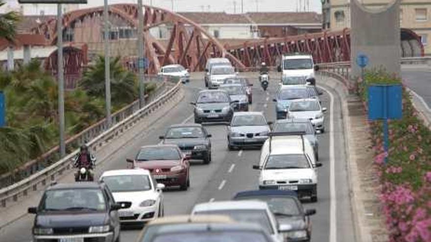 Imagen del puente rojo que será desmantelado.