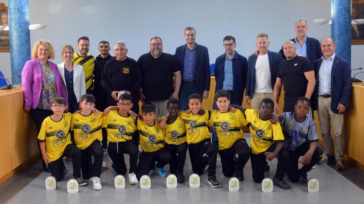 Jugadors, tècnics i representants del CF Sant Roc, amb membres de l’Ajuntament d’Olot, després del títol de lliga del benjamí S10