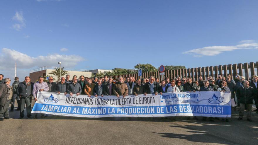 Los integrantes del Círculo por el Agua se manifestaron el mes pasado a las puertas de la planta de Torrevieja.