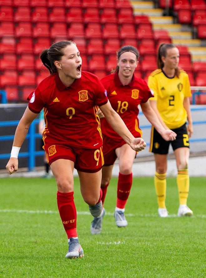 La delantera española Claudia Pina celebra el penalti anotado en el minuto 56, acción que adelantó a La Rojita 1-0 en el marcador durante el partido este martes de la UEFA Eurocopa 2018/19 femenina sub-19 España-Bélgica que se celebra en el estadi