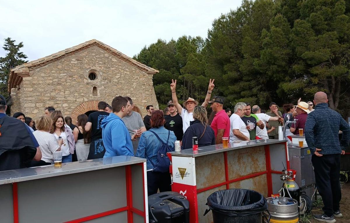 Visitantes y vecinos de Moyuela participaron en la tradicional romería.  | SERVICIO ESPECIAL