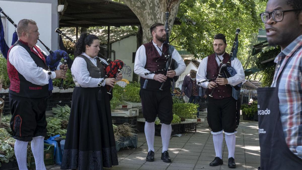 La asociación cultural Queixumes dos Pinos hizo ayer un pasacalles en la zona del ‘rianxo’. |  // BRAIS LORENZO