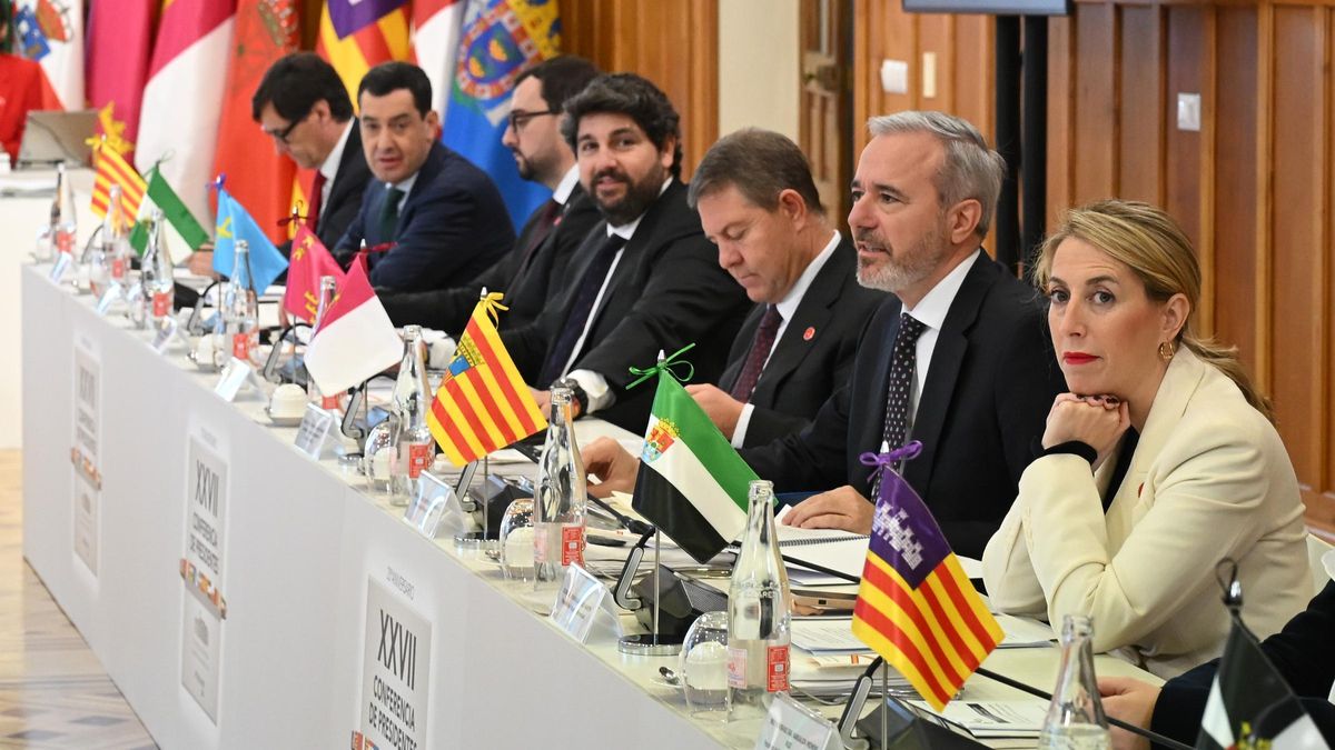 El presidente de la Generalitat de Catalunya, Salvador Illa, el presidente de la Junta de Andalucía, Juanma Moreno, el presidente del Principado de Asturias, Adrián Barbón, el presidente de Murcia, Fernando López Miras, el presidente de Castilla-La Mancha, Emiliano García-Page, el de Aragón, Jorge Azcón, y la presidenta de la Junta de Extremadura, María Guardiola, en la conferencia de presidentes