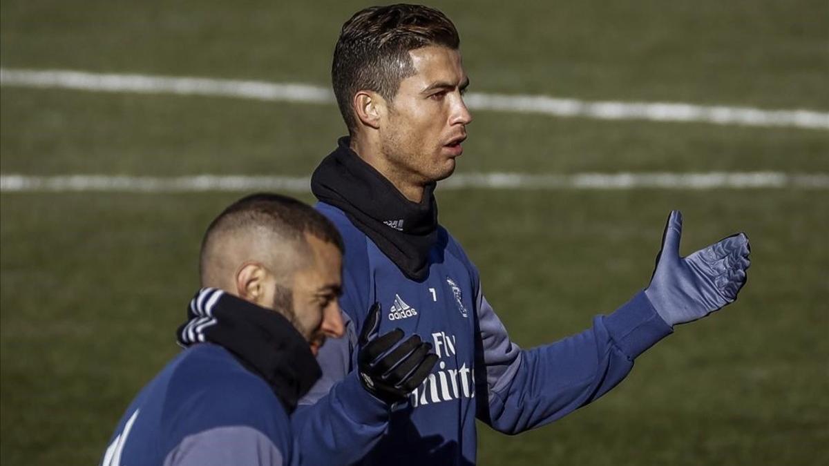 Cristiano Ronaldo y Benzema, durante el entrenamiento de este martes en la ciudad deportiva de Valdebebas