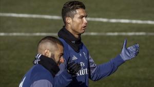 Cristiano Ronaldo y Benzema, durante el entrenamiento de este martes en la ciudad deportiva de Valdebebas. 