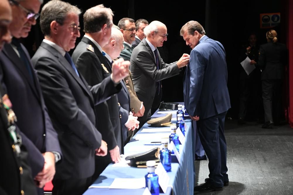 El acto institucional, en el Teatro Rosalía de Castro, ha sido presidido por el Delegado del Gobierno en Galicia.