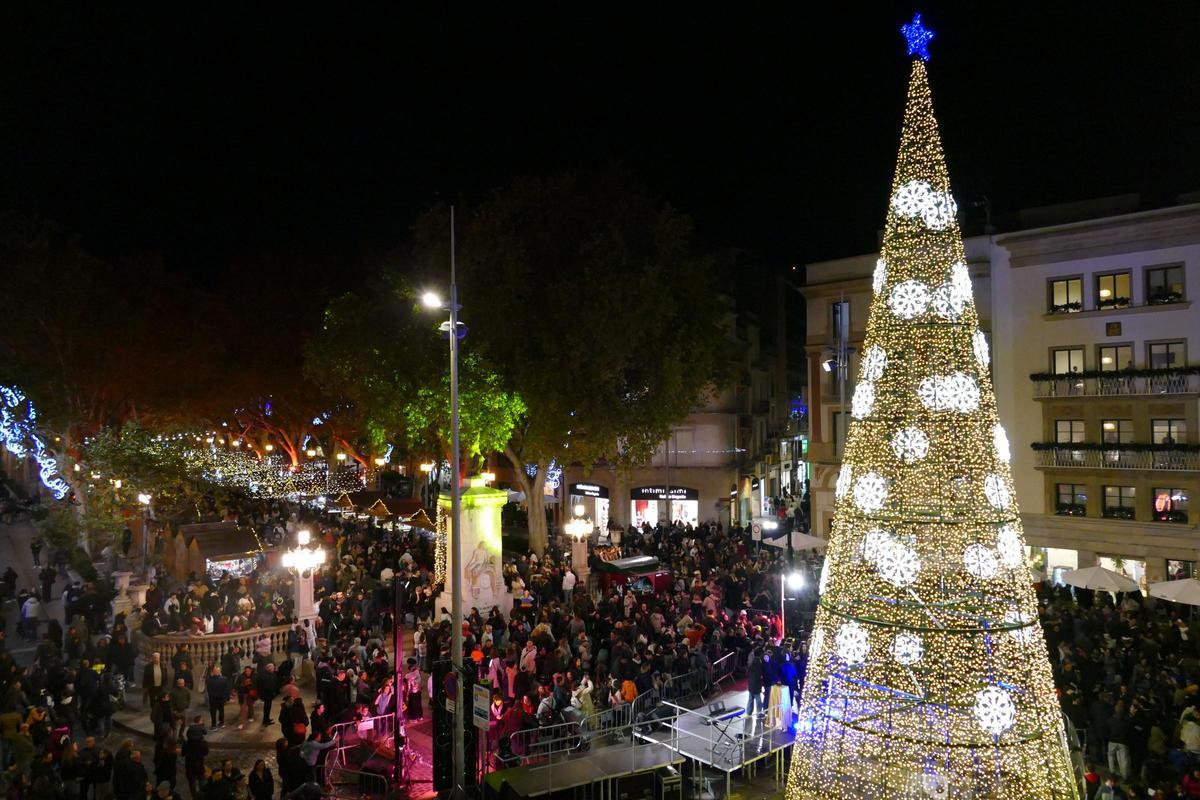 L'encesa de llums i el mercat de Nadal van atraure centenars de persones