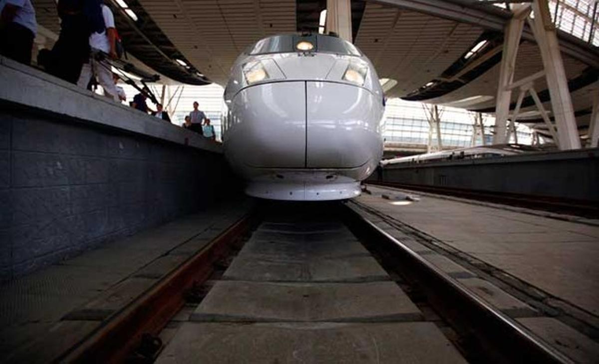 A la foto, un nou tren d’alta velocitat abans que surti de l’estació de ferrocarril Beijing-Sud de Xangai com a part d’un viatge oficial dels membres dels mitjans de comunicació.