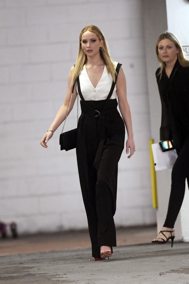 Jennifer Lawrence con look en blanco y negro en Tribeca