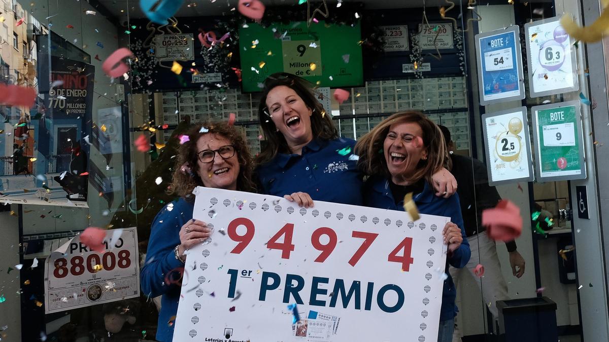 Celebración en la administración de la calle Mármoles tras conocer que vendió el primer premio de la Lotería del Niño.