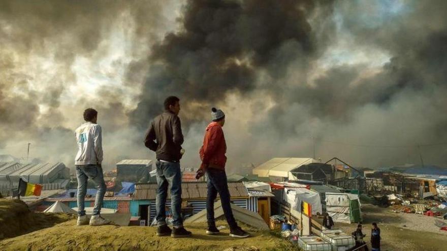 Francia da por concluida la evacuación del campamento de Calais