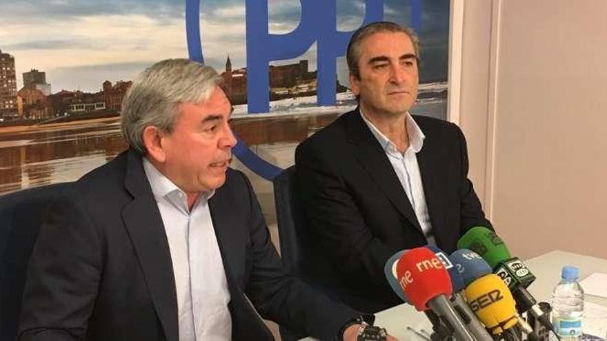 El presidente del PP de Gijón, Mariano Marín, con su portavoz regional de sanidad, Carlos Suárez.