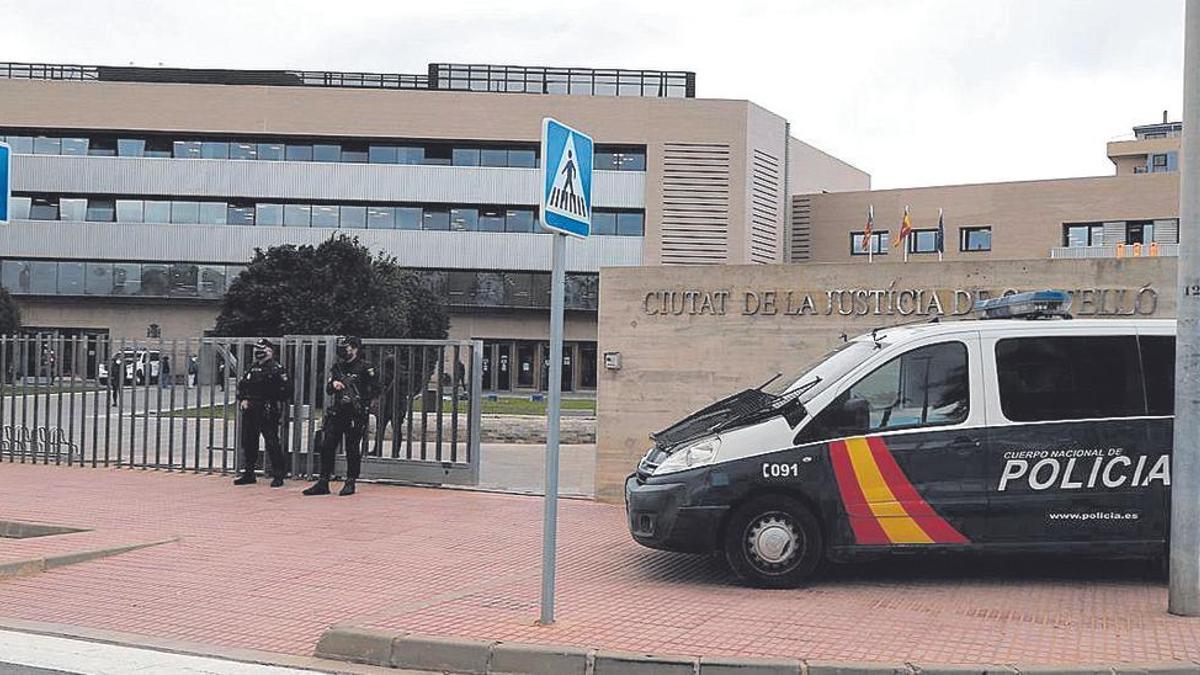 Agentes de la Policía Nacional, a la entrada a la Ciudad de la Justicia de Castellón.
