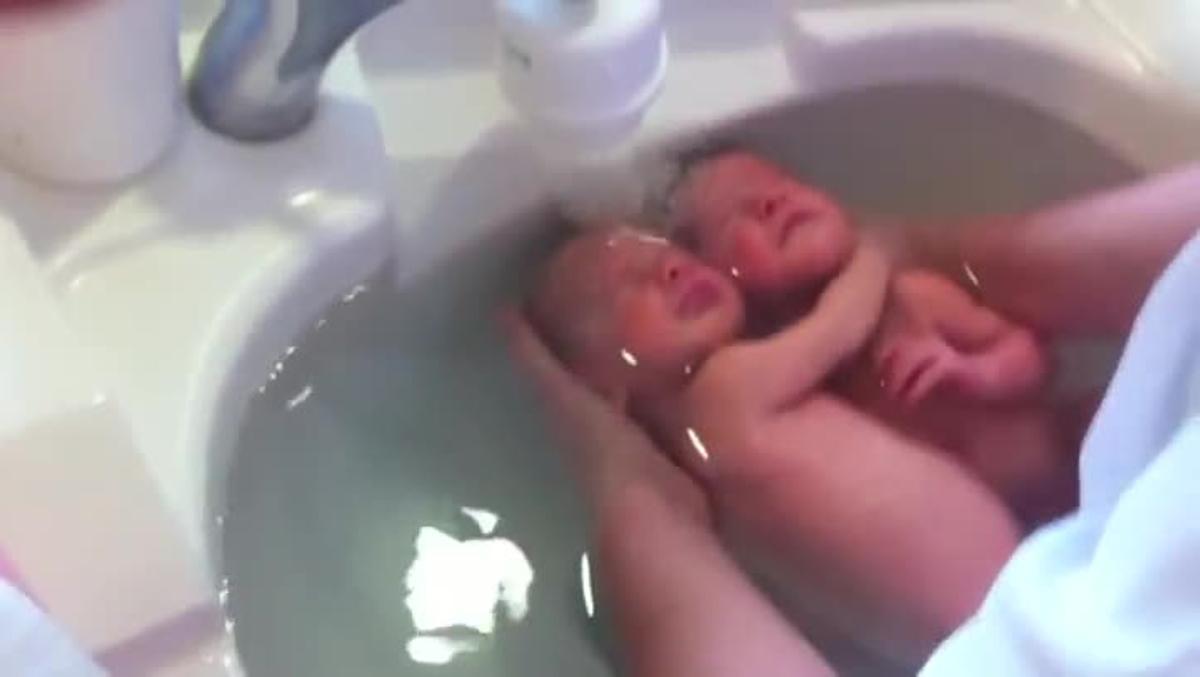 Entendridor vídeo de dos bessons abraçats mentre reben un bany amb la nova tècnica Thalasso Bain Bébé.