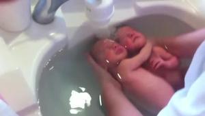 Entendridor vídeo de dos bessons abraçats mentre reben un bany amb la nova tècnica Thalasso Bain Bébé.