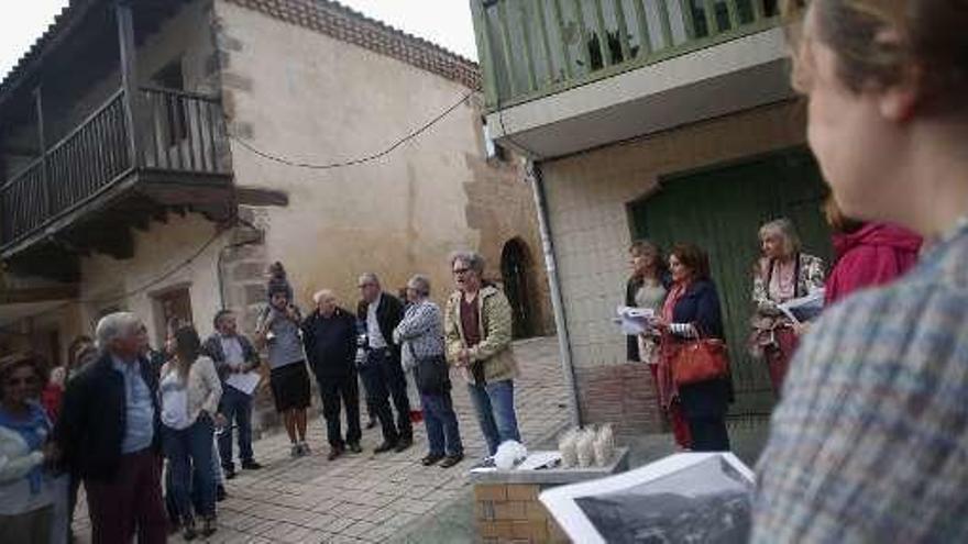 Los asistentes a la visita de ayer al monasterio de Raíces.