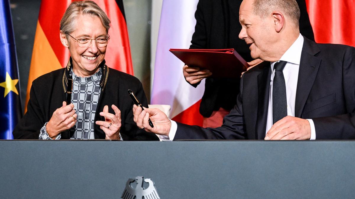 La primera ministra francesa, Élisabeth Borne, y el canciller alemán, Olaf Scholz, durante su encuentro de este viernes en Berlín.