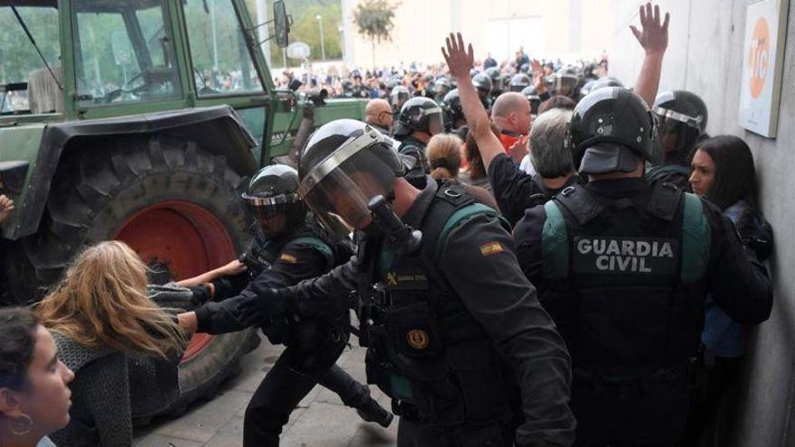 Imputados tres guardias civiles por esposar a un joven que se resistía el 1-O