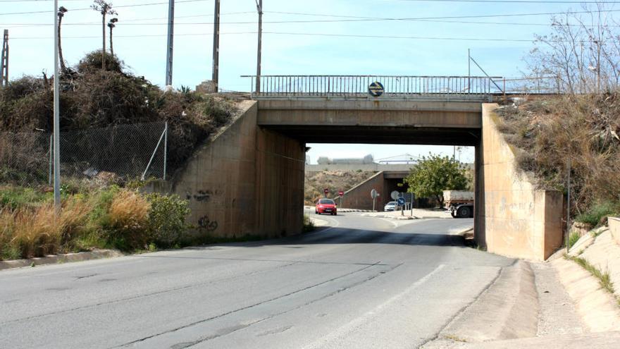 Adif reparará el puente de la vía del tren en Almassora para evitar desprendimientos