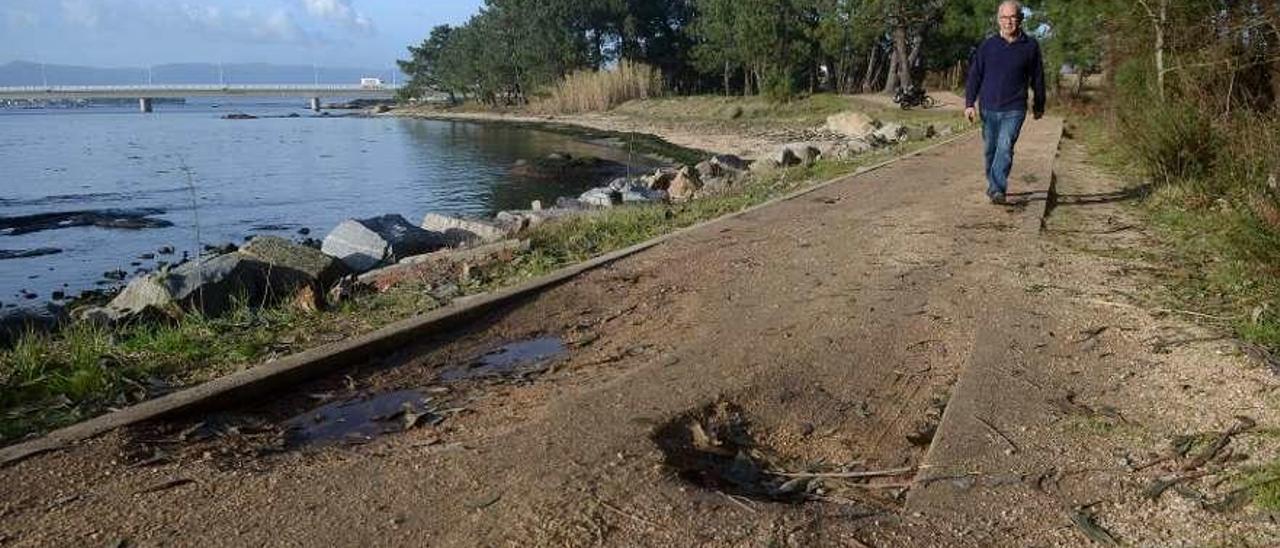 Las mariscadoras se quejan de los daños que han sufrido las sendas litorales. // Noé Parga