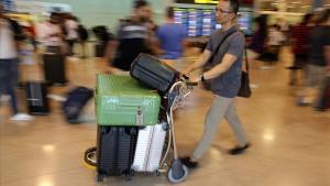 Un viajero en el Aeropuerto de Barcelona. 