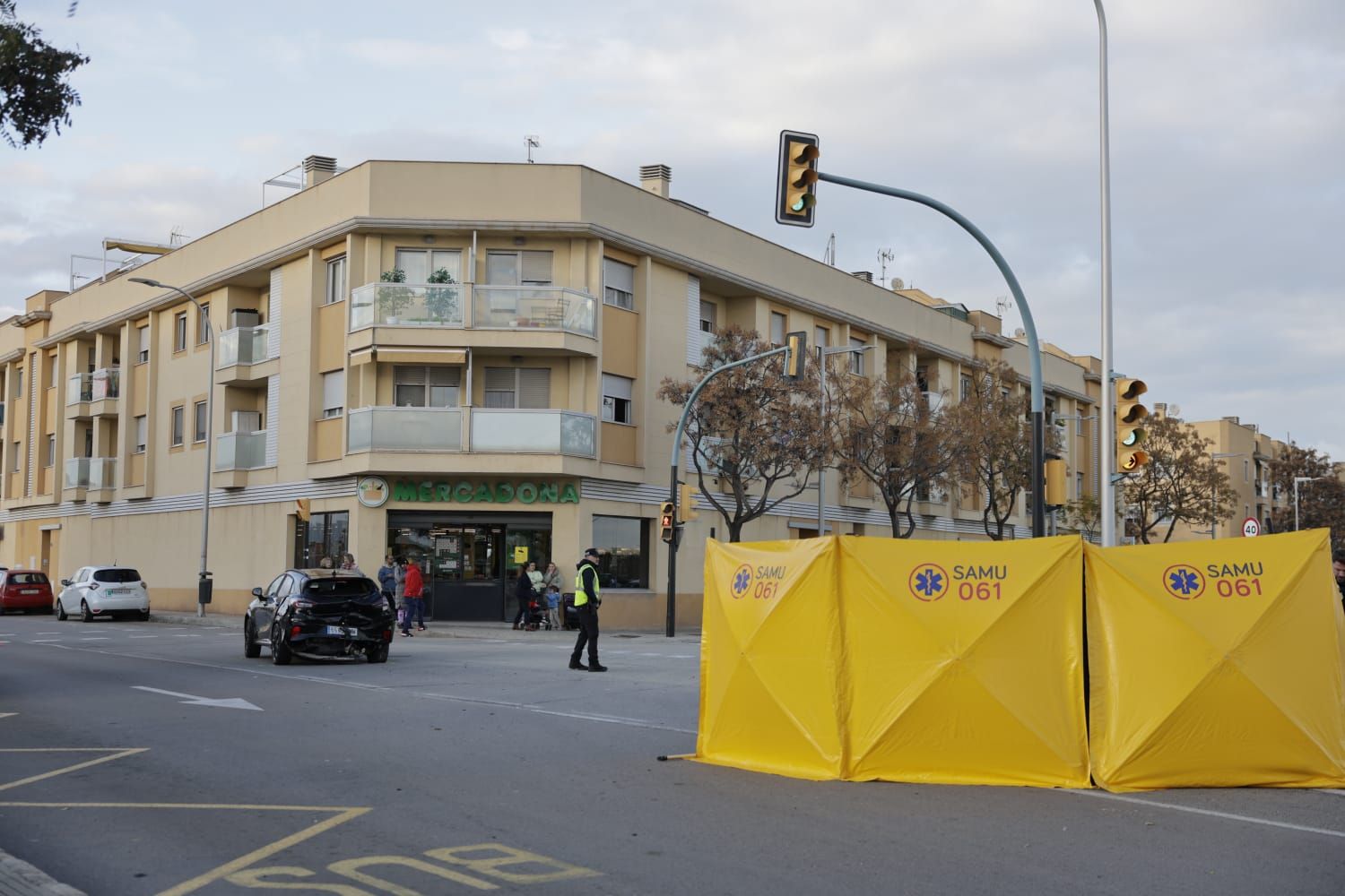 Un hombre mata a su pareja a puñaladas a su mujer delante de su hija pequeña mientras conducía y sufre un accidente en Can Pastilla