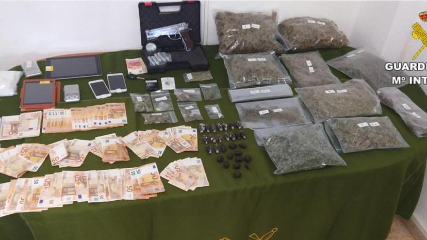 Efectos incautados en la operación de la Guardia Civil.