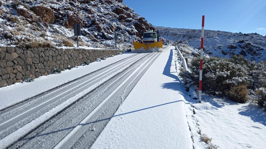 Quitanieves trabajando en las vías de Tenerife tras la nevada intensa en el Teide.