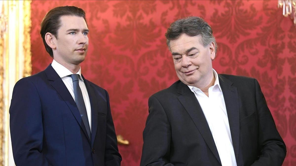 El canciller austriaco y presidente del OeVP, Sebastian Kurz (izquierda), y el líder de los Verdes y nuevo vicecanciller, Werner Kogler, durante la ceremonia de juramento del nuevo gobierno de coalición.