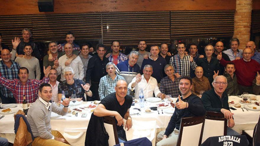 Foto de familia en la celebración de los bomberos. // Nick