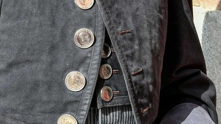La chaquetilla con botones de Ponce con monedas de Franco.