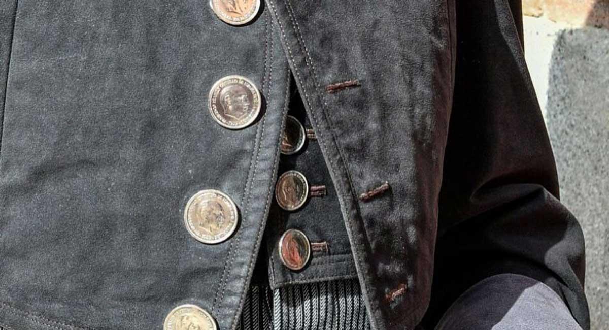 La chaquetilla con botones de Ponce con monedas de Franco.
