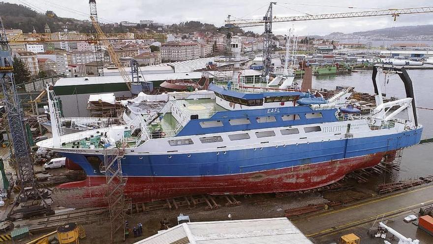 El &quot;Intermares&quot;, tras ser subido a la grada de Nodosa, en Marín. // FdV