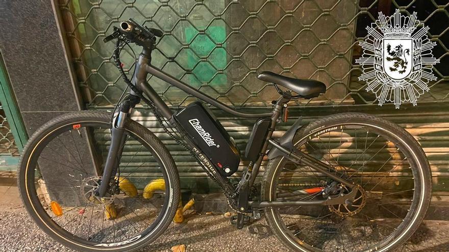 Detenido por "trucar" una bicicleta eléctrica y circular a gran velocidad, sin casco y adelantando a varios coches en el centro de Zaragoza