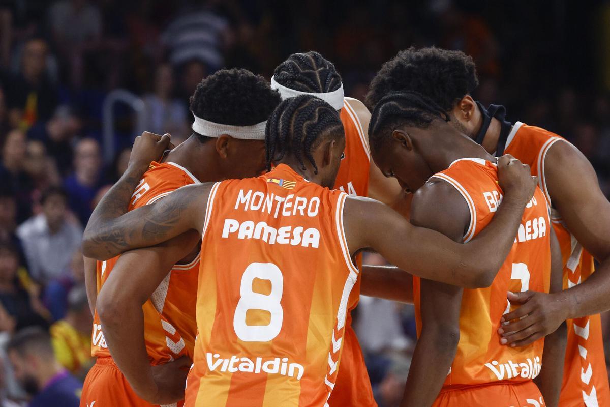 BARCELONA, 22/06/2026.- Los jugadores de Valencia de Basket durante el tercer partido de la final de la Liga Endesa disputado que disputan este lunes FC Barcelona y Valencia Basket en el palau blaugrana, en Barcelona. EFE / Quique García