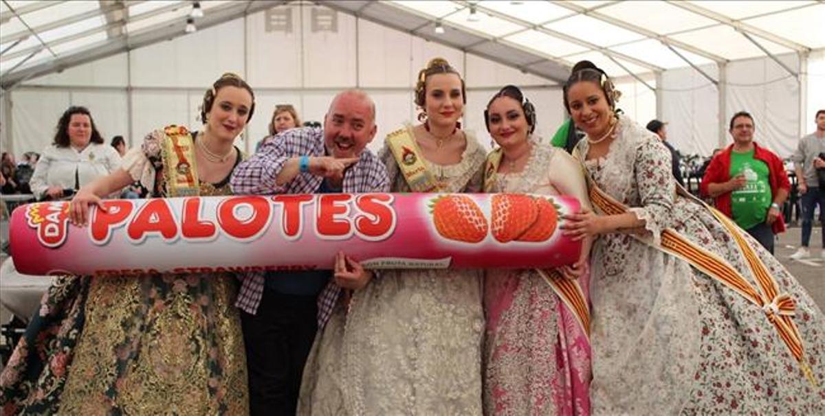 Un grupo de falleros posando con un Palotes gigante, uno de los productos de Damel Group.