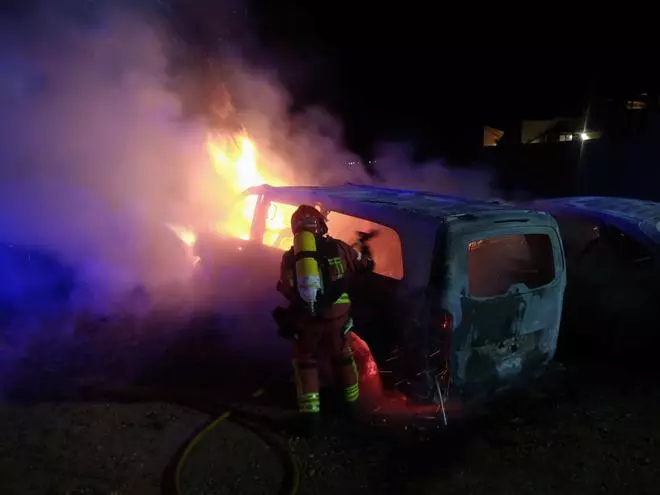 Dos vehículos calcinados y otros tres afectados por un incendio de madrugada en la calle Conil