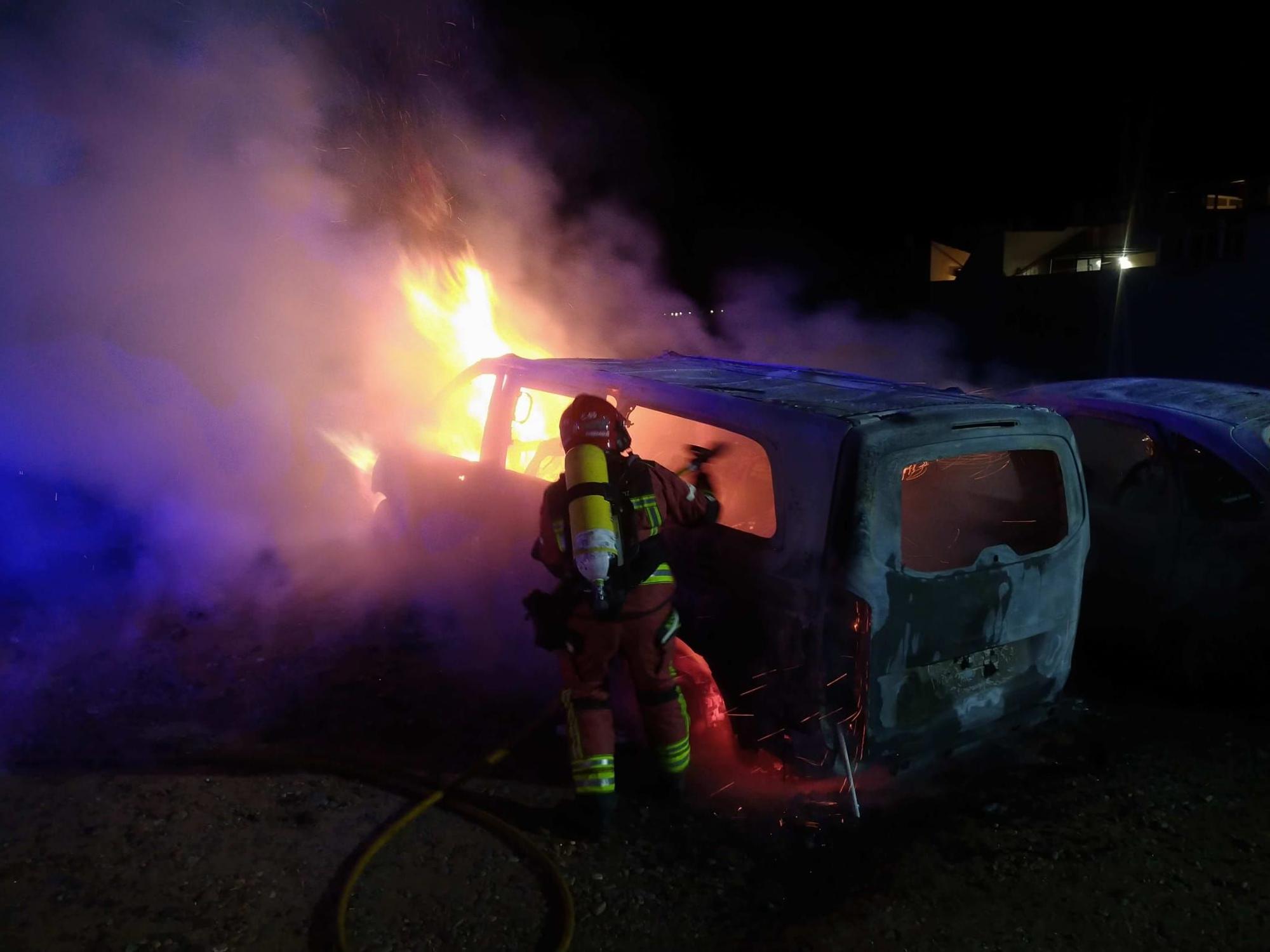 Un bombero trabaja en la extinción del incendio registrado de madrugada en la calle Conil de Badajoz.