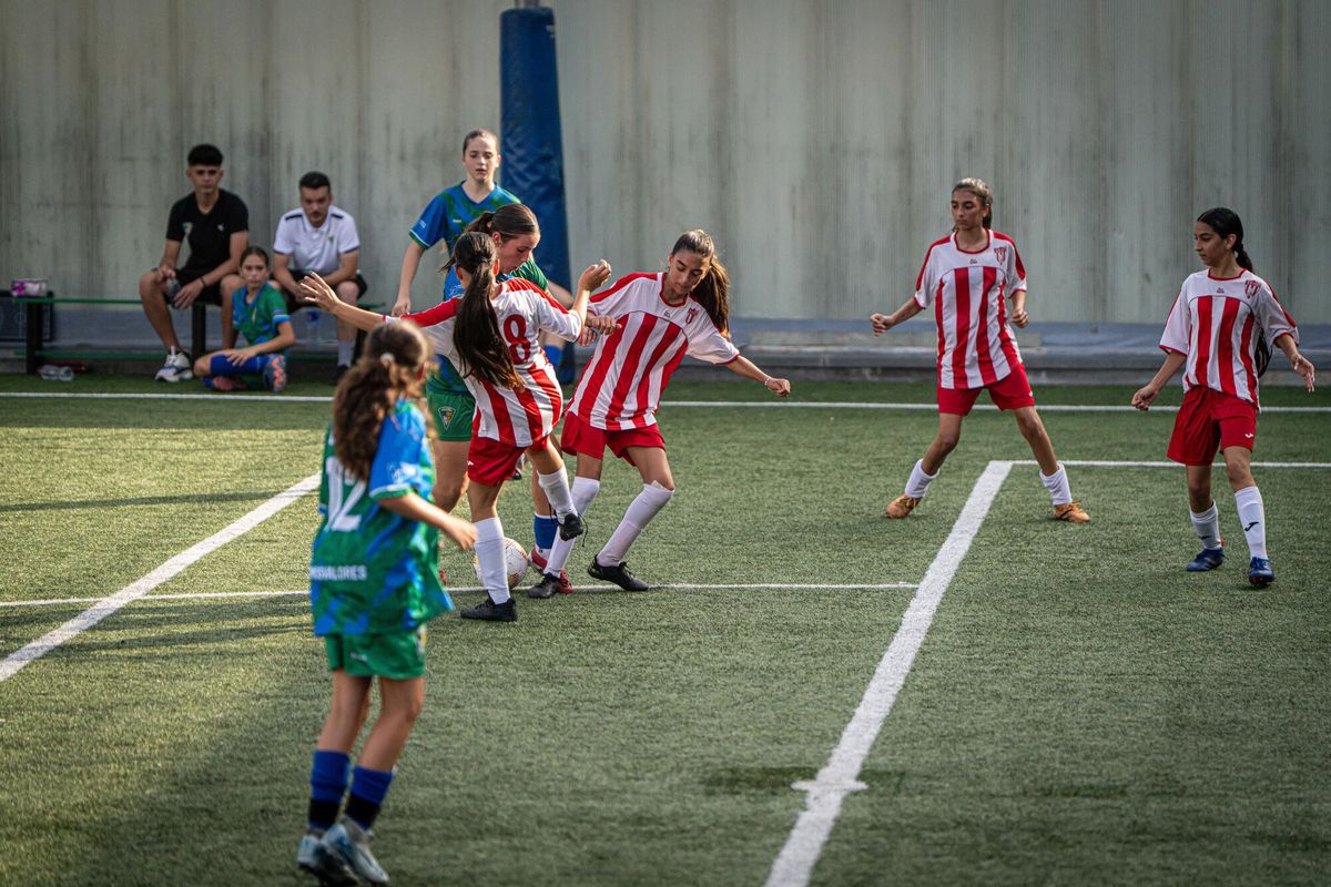 Las niñas gitanas lideran el cambio del fútbol femenino en La Mina