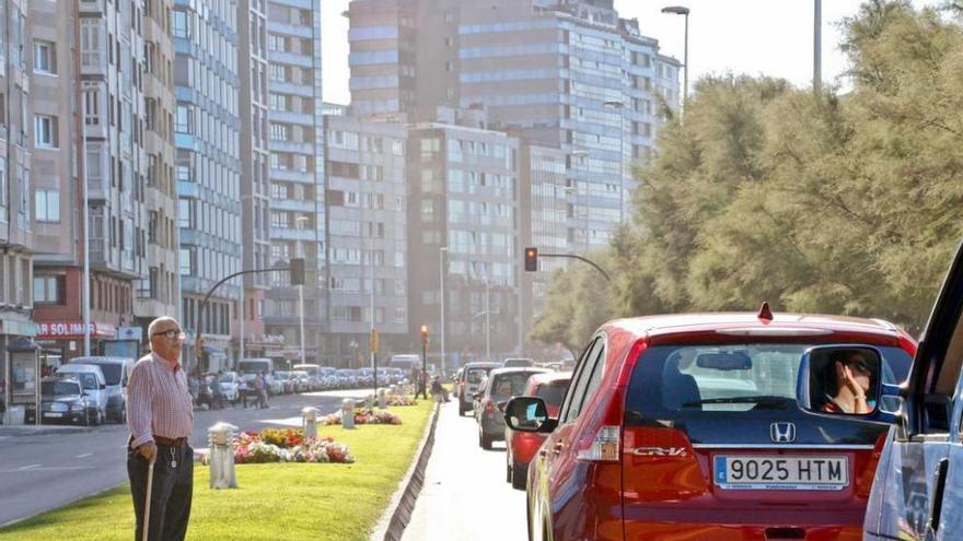 Segundo día de atascos en el paseo de El Muro