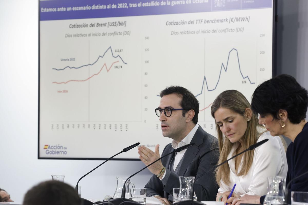 El ministro de Economía, Carlos Cuerpo, en rueda de prensa este martes tras el Consejo de Ministros junto con la vicepresidenta tercera, Sara Aagesen, y la portavoz del Gobierno, Elma Saiz.