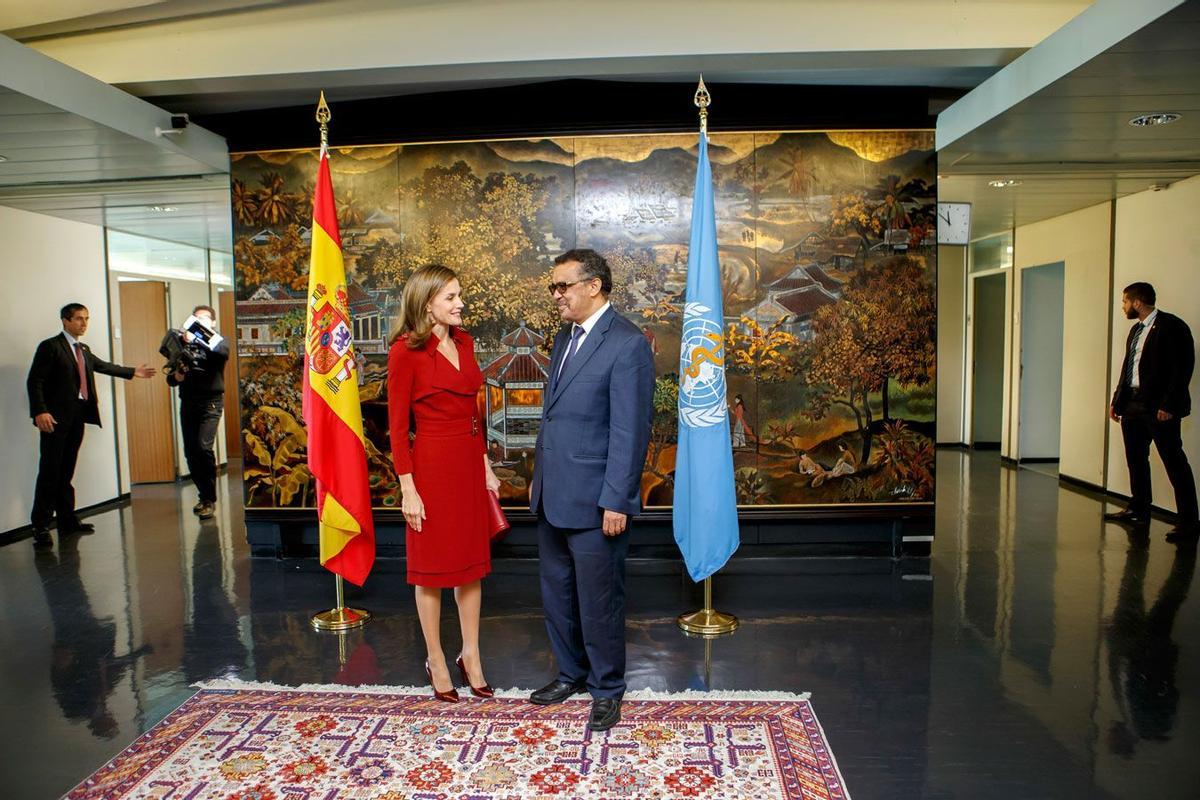 Letizia Ortiz con el trench rojo de Burberry como vestido